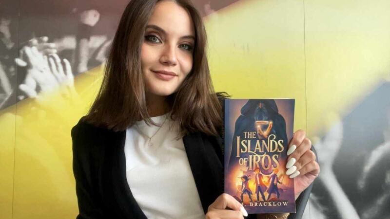 Tras su publicación en inglés y su rotundo éxito a nivel mundial, la autora realiza está nueva entrega a sus lectores.