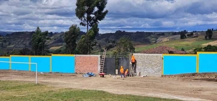 Se realiza el pintado del cerco perimetral interior y exterior, pintado de los módulos, portones de ingreso principales, instalación de vidrios en las ventanas, iluminación peatonal en el cerco perimetral, pozo a tierra, mantenimiento de la caseta de boletería, instalación de rejillas en la cuneta exterior de los módulo, entre otros detalles.
