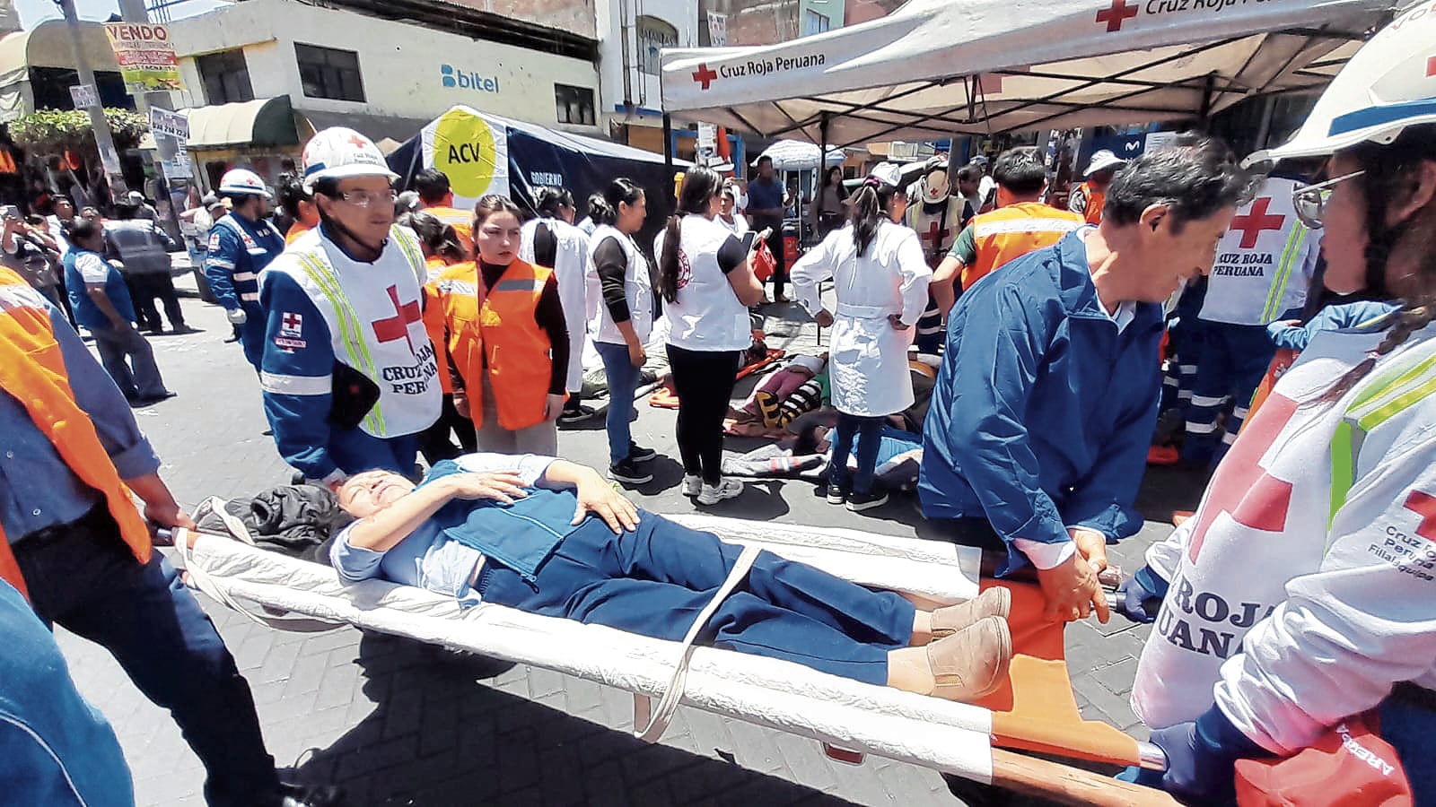 El simulacro en la Feria del Altiplano de Arequipa se llevó con un gran realismo. (Foto: Fanny Arotaipe/@photo.gec)