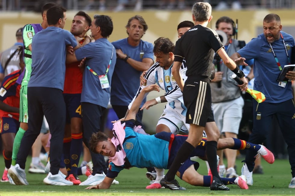 Partido terminó con bronca. Leandro Paredes se vio envuelto en una discusión tras la final del Mundial 2026. (Foto: AFP)