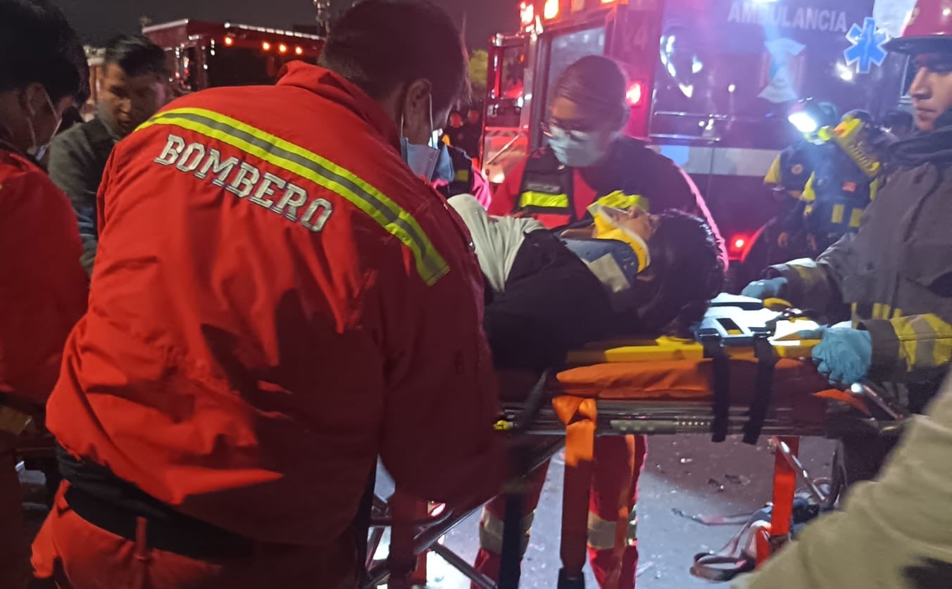 Bomberos rescatan a una persona herida tras la colisión múltiple