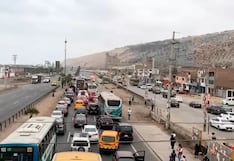 Pachacámac: camión de paltas termina volcado en la Panamericana Sur y genera congestión vehicular