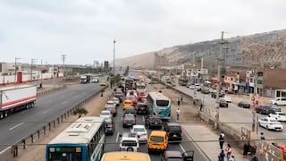 Pachacámac: camión de paltas termina volcado en la Panamericana Sur y genera congestión vehicular