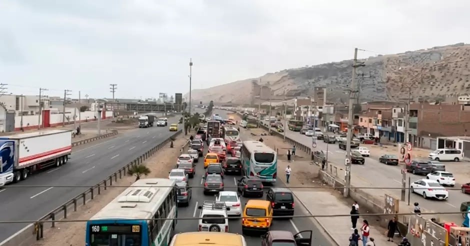 Pachacámac: camión de paltas termina volcado en la Panamericana Sur y genera congestión vehicular. Foto: Captura - Exitosa.