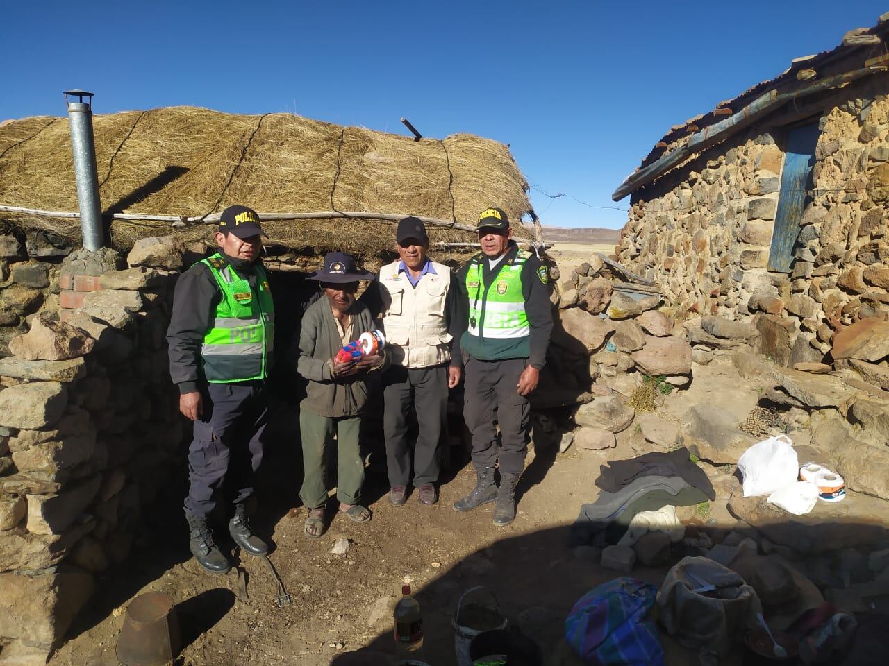Abrigo y alimentos llevaron los efectivos de la Policía a don Eduardo que vive solo en su estancia (FOTO: PNP)