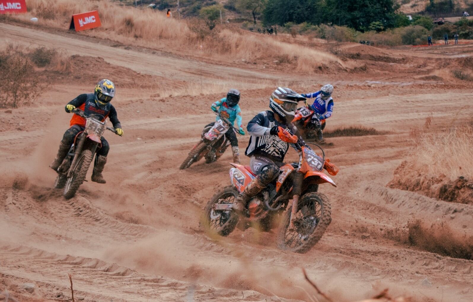 Miles de personas presenciaron el espectáculo de acrobacias.