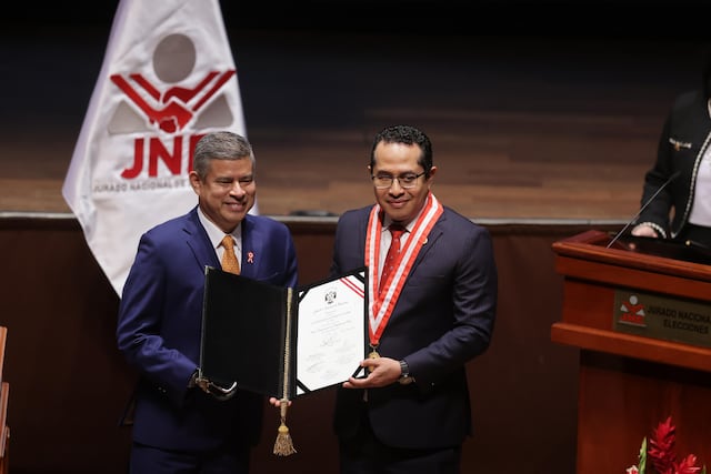 Keiko Fujimori recibió sus credenciales del JNE