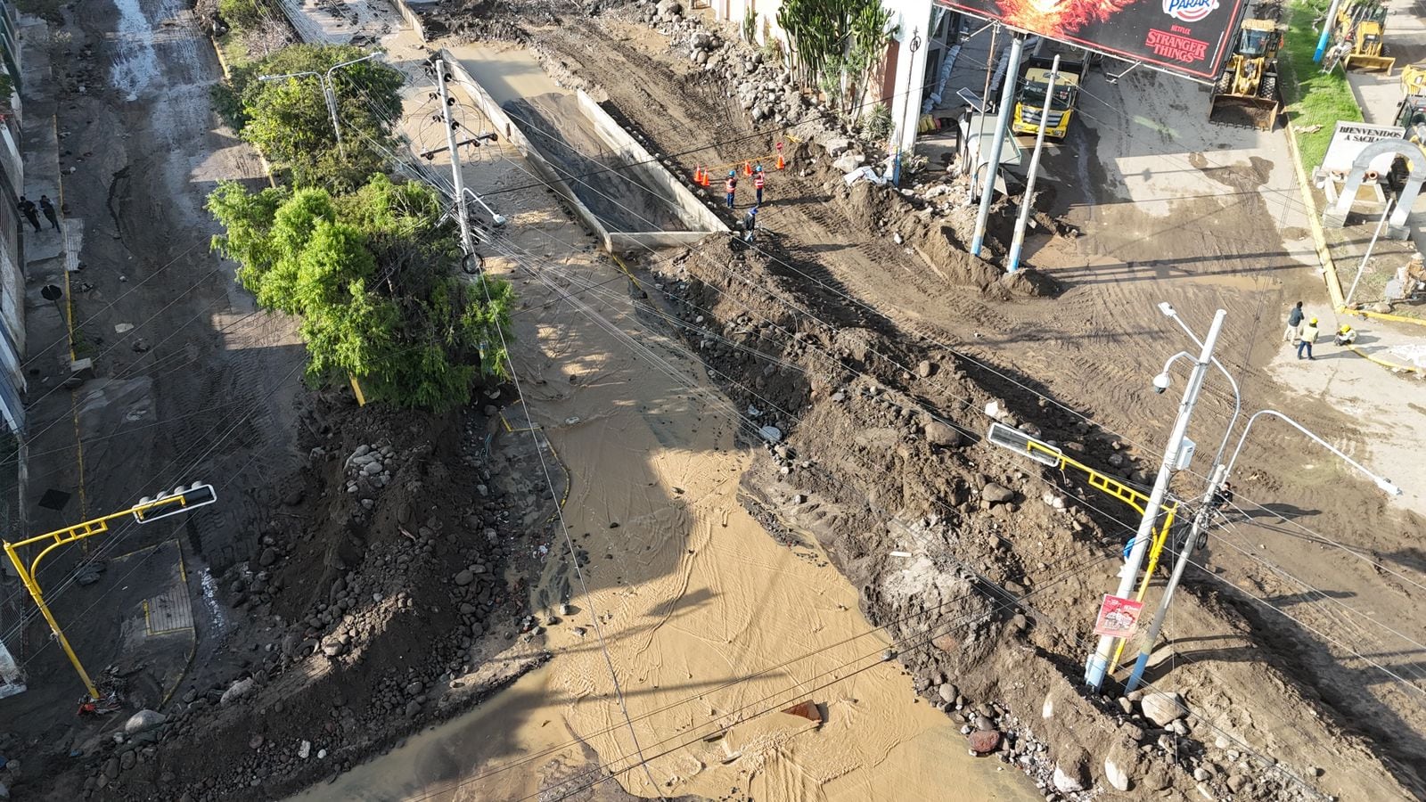 El desborde de la torrentera Chullo dejó los postes inclinados (Foto: Iletrados Noticias)