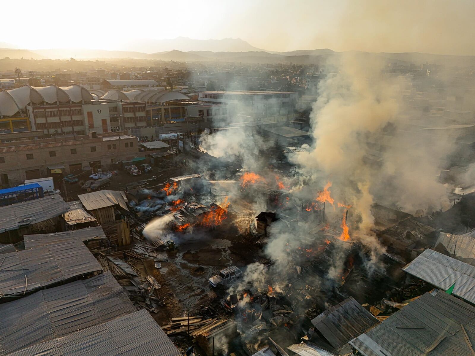 Incendio causó daños en 10 negocios. (Foto: GEC)