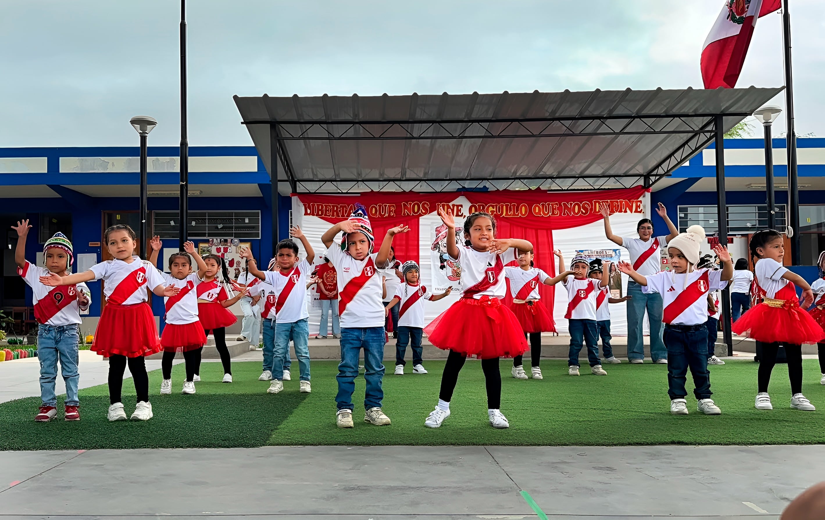 Pequeños alumnos de la IEI. 010 de Los Algarrobos festejan a la patria.