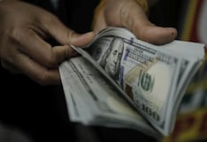 El precio del dólar retrocede al nivel que registró hace casi ocho años