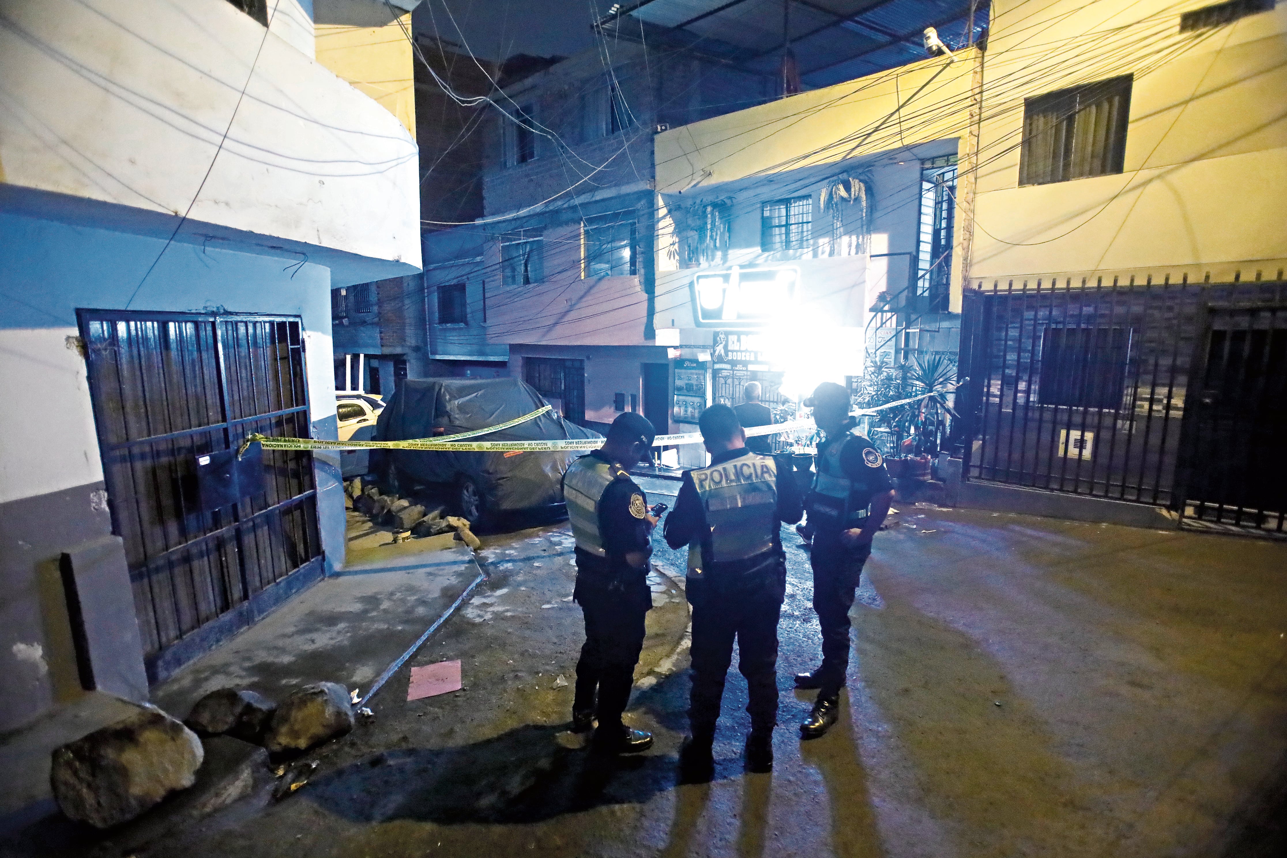 un delincuente baleó a dos hombres que estaban realizando una parrilla afuera de su casa, en la calle 7, a pocos metros del Mercado Mariscal Castilla, en el distrito del Rímac.