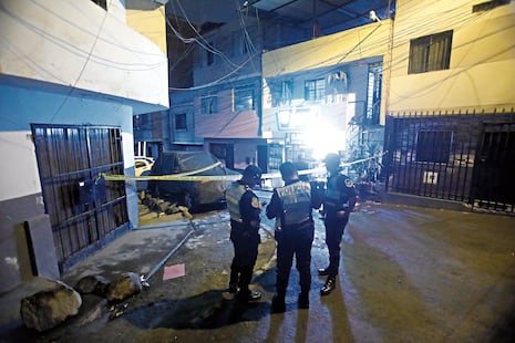 Dos personas graves tras ataque en el Rímac: Sicario en moto desató balacera en pollada familiar