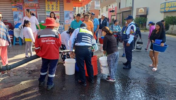 Población recibe agua de camiones cisternas debido a que no reponen el servicio. (Foto: Leonardo Cuito)