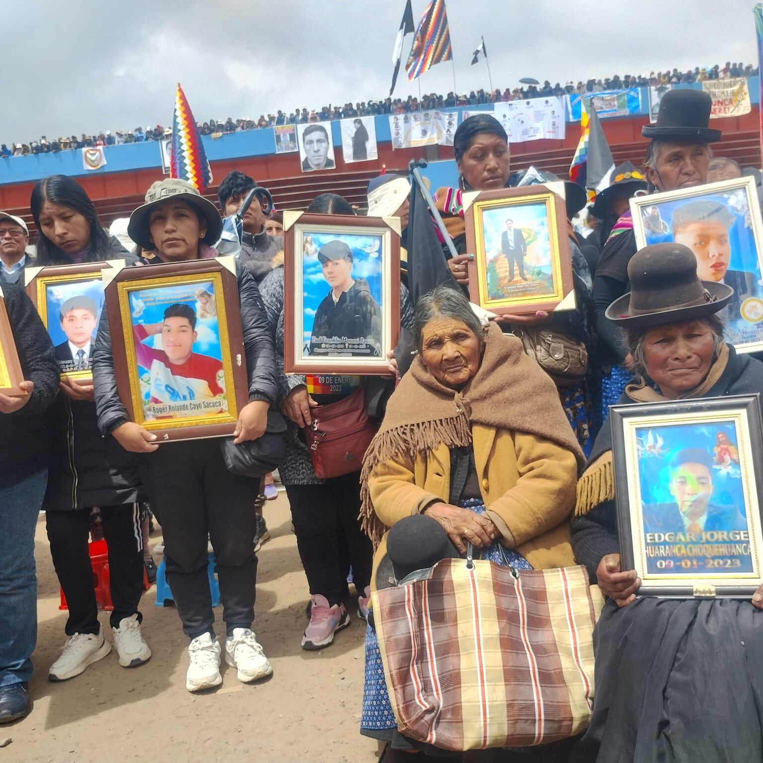 Los familiares de las víctimas, colectivos y organizaciones sociales, este jueves, participaron de la misa, movilización y otras actividades, al recordarse 2 años del luctuoso hecho que causó la muerte de 18 personas civiles y un policía.