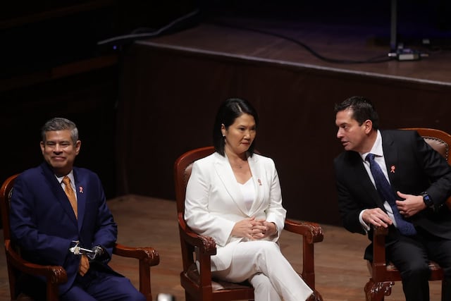 Keiko Fujimori recibió sus credenciales del JNE