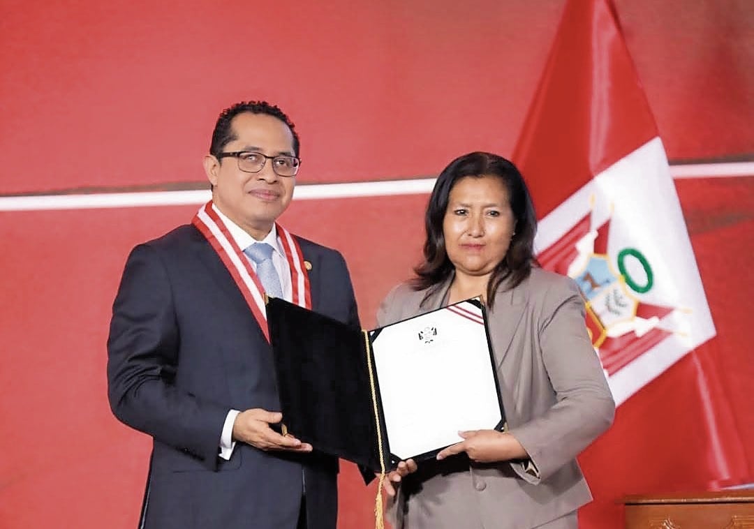 Amalia Palomino recibió su credencial para sumir como diputada (Foto: Facebook Amalia Palomino)