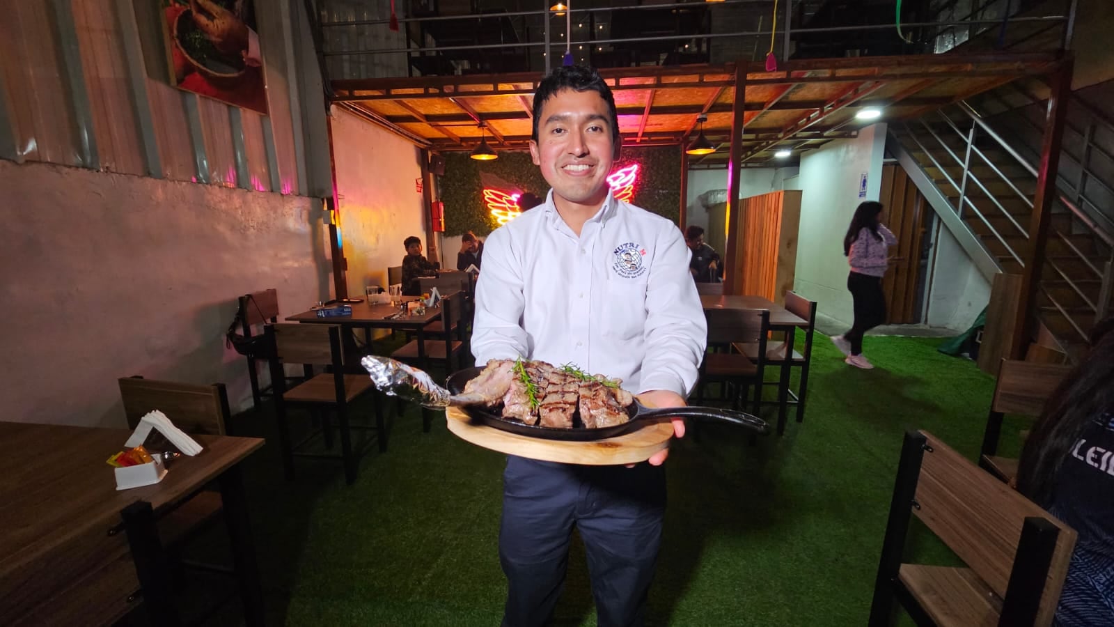 El mismo creador de las galletas contra la anemia está dedicado también su nuevo restaurante en su ciudad natal, además de anunciar una nueva línea de chocolates.