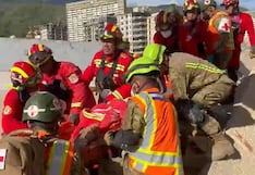 Bomberos peruanos logran rescatar con vida a víctima atrapada en la Guaira - Venezuela (FOTOS)