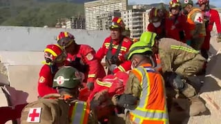 Bomberos peruanos logran rescatar con vida a víctima atrapada en la Guaira - Venezuela (FOTOS)