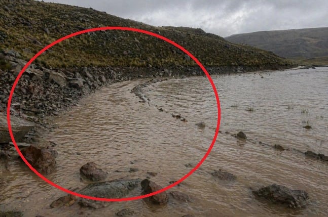 Microreservorio aumenta caudal y cubre de agua la carretera en la zona de Ram Ram