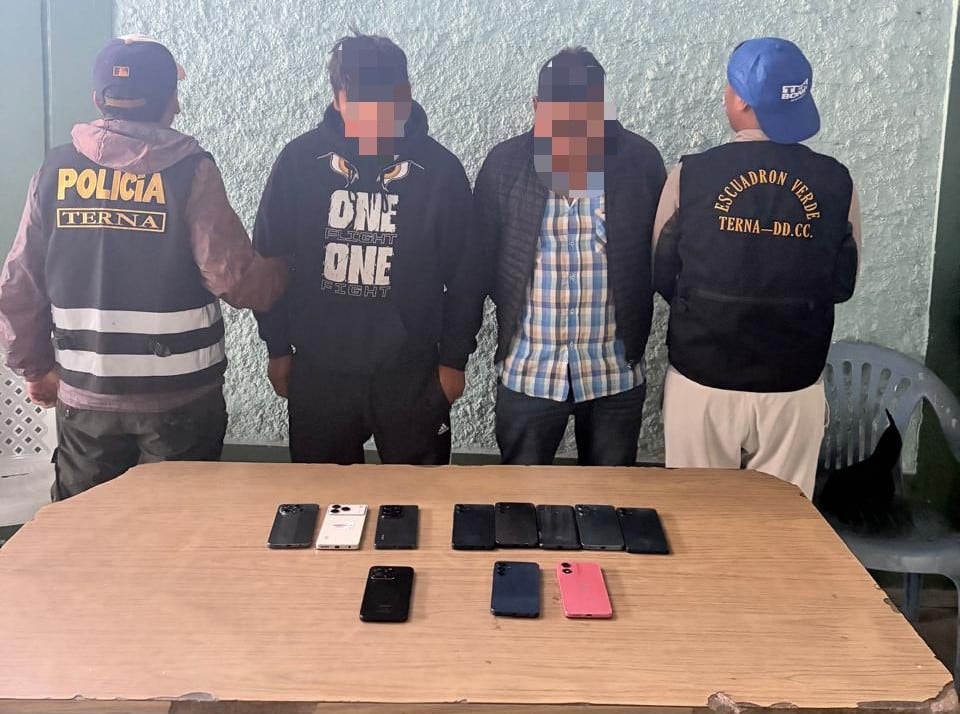 Caen “Los Receptores de Vidaurrazaga” que comercializaba celulares robados en Arequipa. Foto: PNP.