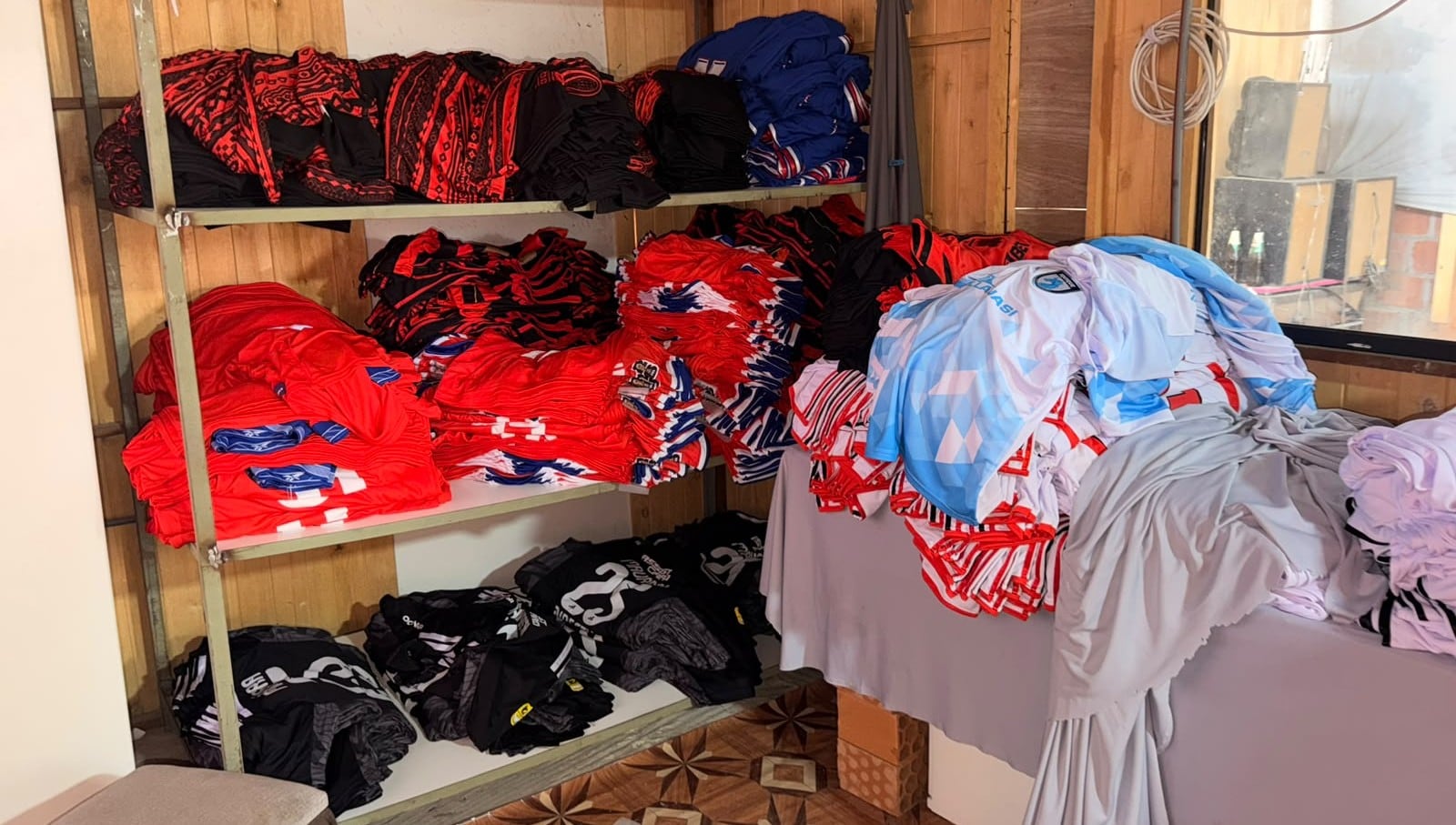 Las camisetas estaban en diferentes ambientes de las casas