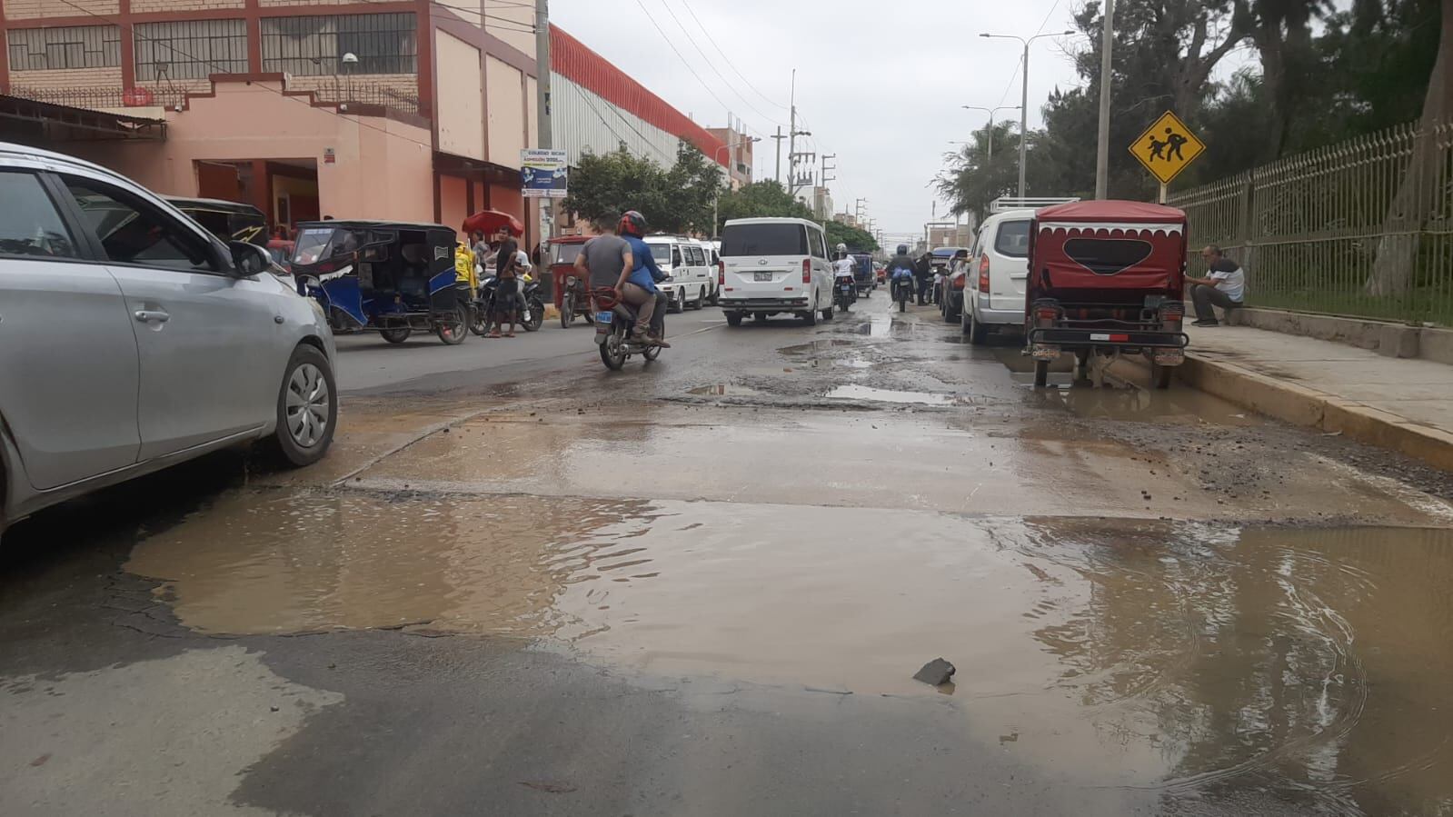 Estudiantes de Ex Cosome son afectados por colapso del alcantarillado.