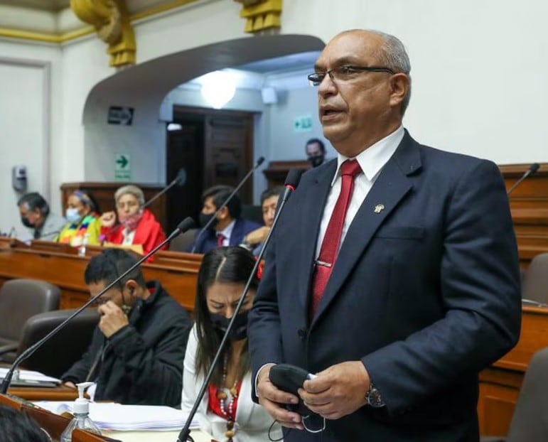 El congresista señaló que no hay una figura con el respaldo político necesario para asumir la Presidencia en un eventual escenario de sucesión.