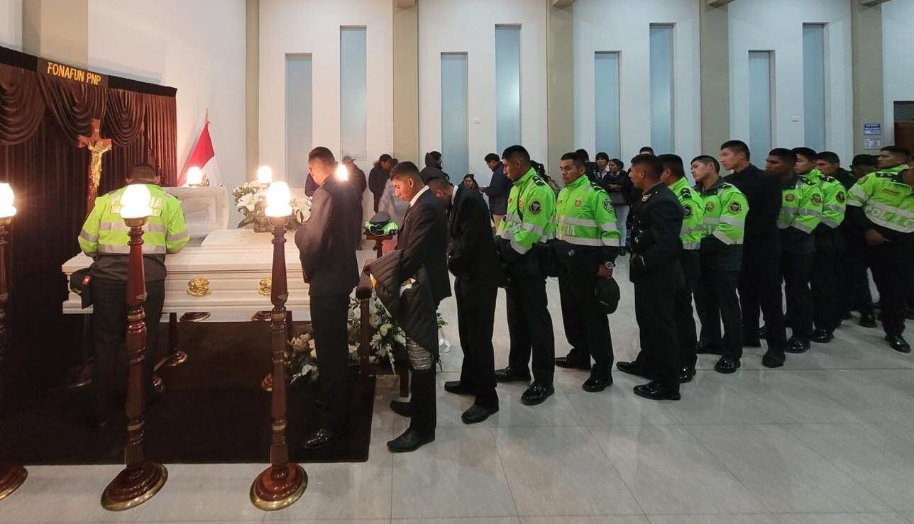 En exequias participan compañeros de armas de la promoción Protectores de la democracia. (Foto: Difusión)