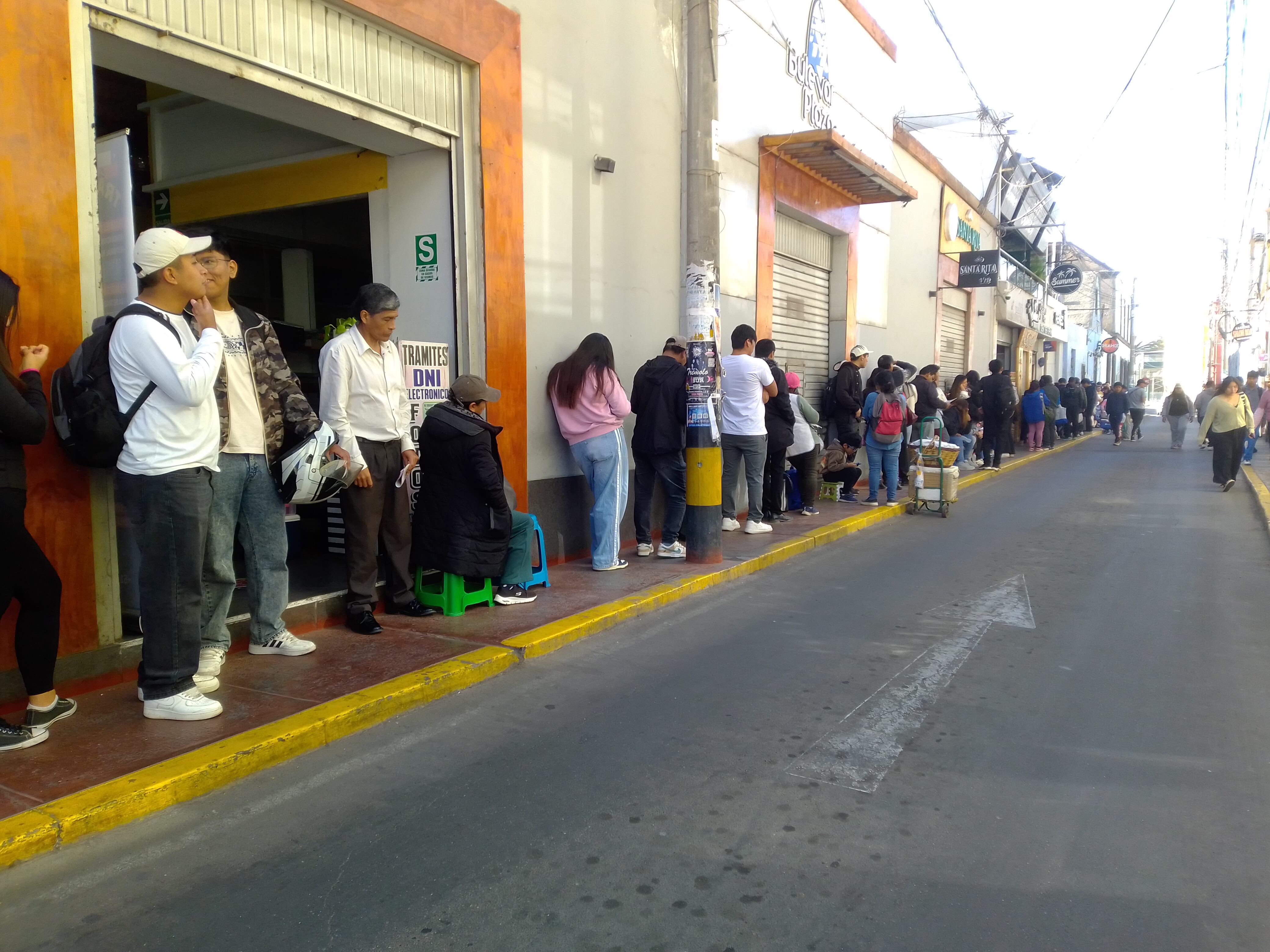 Panorama que se observa a diario en la calle Deustua de la Ciudad Heroica. (Foto: Adrian Apaza)