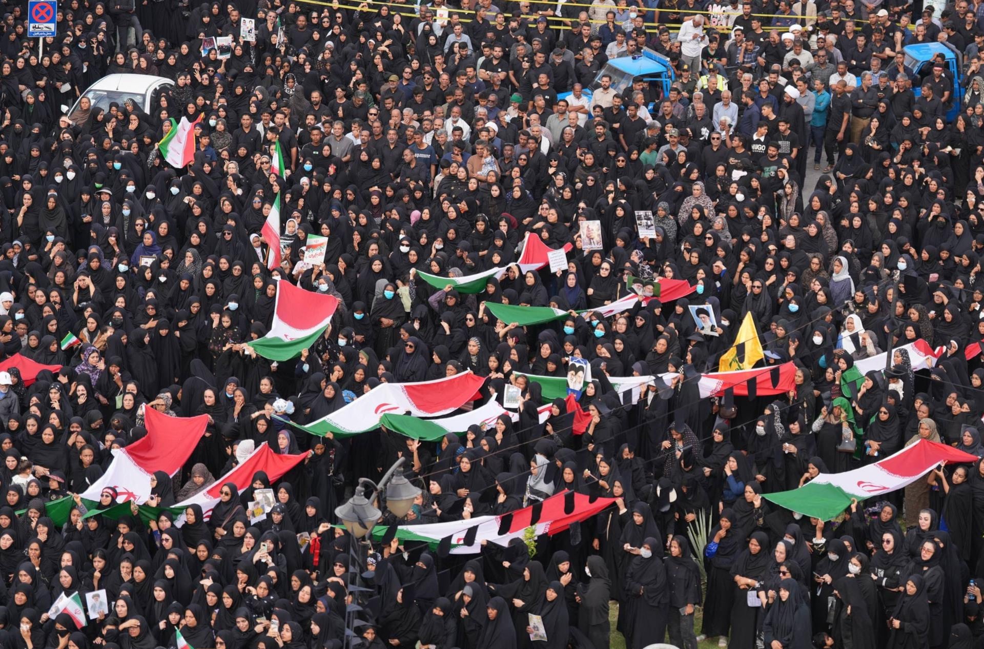 Iraníes participando en el funeral de las víctimas de un ataque aéreo contra una escuela de niñas en la ciudad de Minab. (EFE/ IRANIAN FOREIGN PRESS DEPARTMENT).