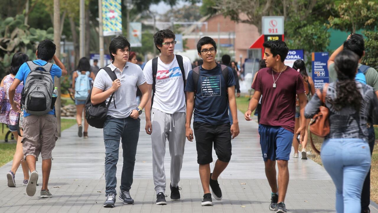 Gobierno oficializa ampliación del plazo para obtener bachillerato automático hasta marzo del 2024.