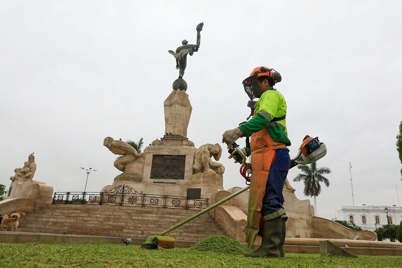 El personal del Servicio de Gestión Ambiental de Trujillo (Segat) intervino en estas labores de mantenimiento de las áreas verdes, restableciendo aquellos espacios maltratados del césped, haciendo el corte del grass alto y la poda de las ramas de los árboles, así como al barrido y limpieza del piso.