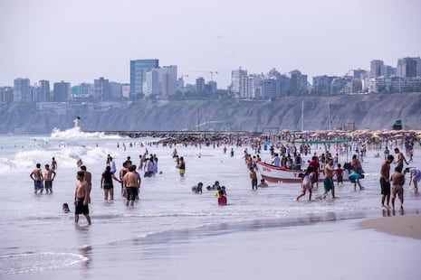 Chorrillos: Fin de semana soleado lleva a cientos de bañistas a playa Agua Dulce (FOTOS)