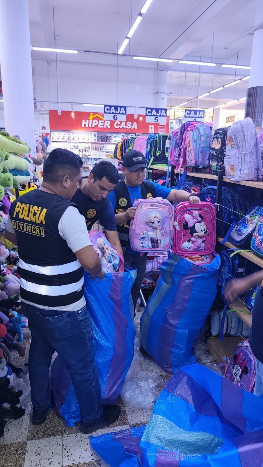 Según la autoridad, ellos habrían incurriendo en el delito contra la propiedad industrial por uso y comercialización no autorizada de diseños protegidos.