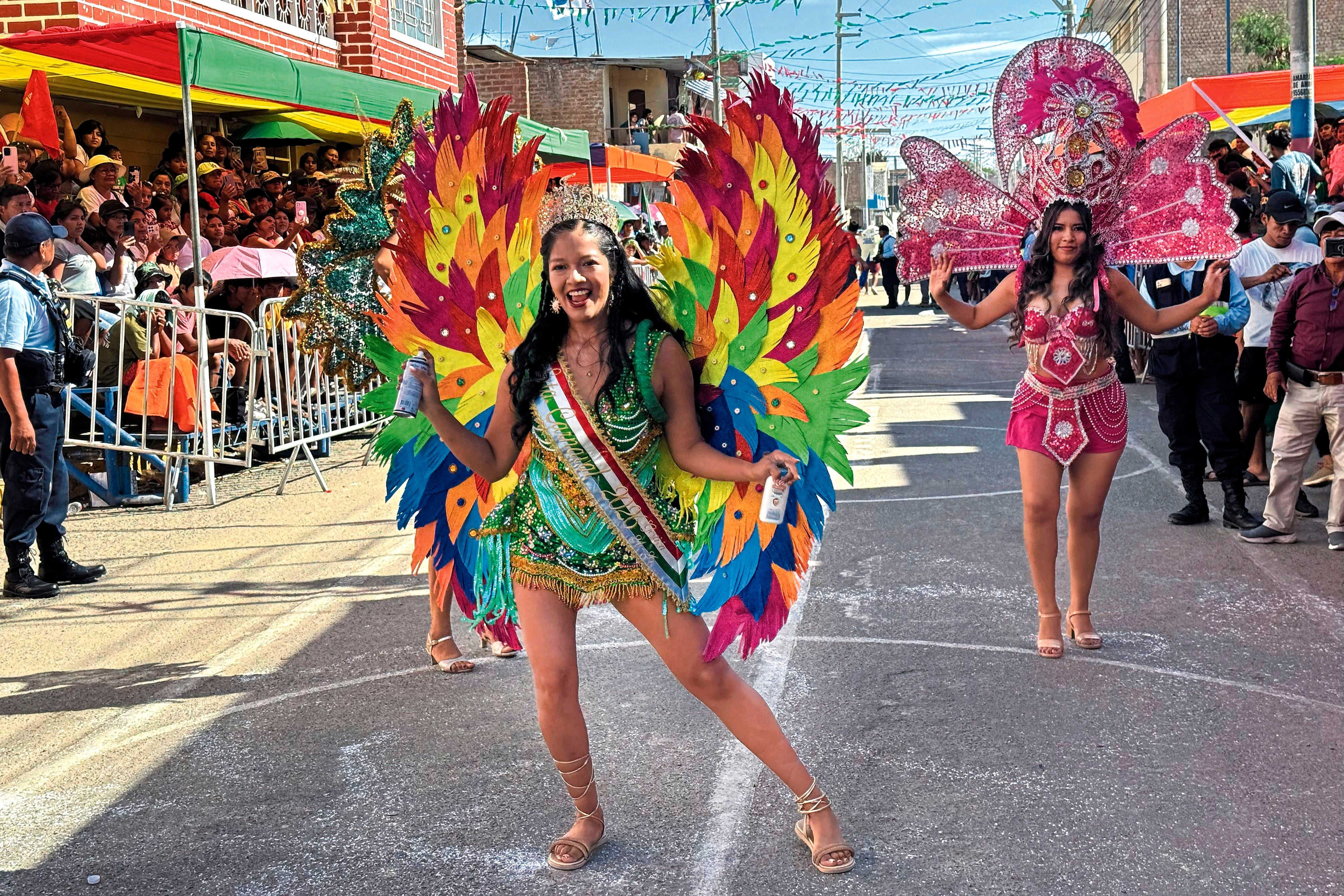 Comparsas y carros alegóricos llenaron de música, tradición y picardía las calles de Bernal.