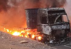 Arequipa: Camión cargado de plástico se incendia en la carretera Costanera