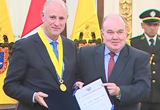 Rafael López Aliaga condecora a excanciller Javier González-Goicochea