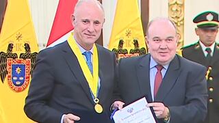 Rafael López Aliaga condecora a excanciller Javier González-Goicochea