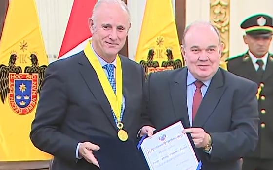 El alcalde de Lima, Rafael López Aliaga, entregó una distinción al excanciller Javier González-Goicochea. FOTO: CAPTURA CANAL N
