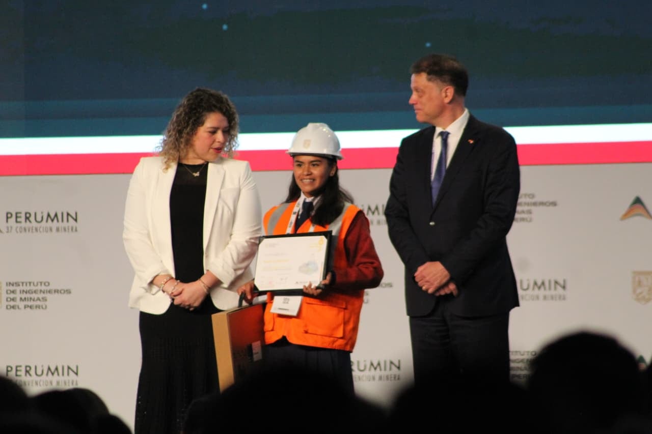 Mia Delgado, 1er lugar categoría "Maqueta", colegio Nuestra Señora del Pilar, en Concurso Nacional de Minería Escolar. Foto: Correo.