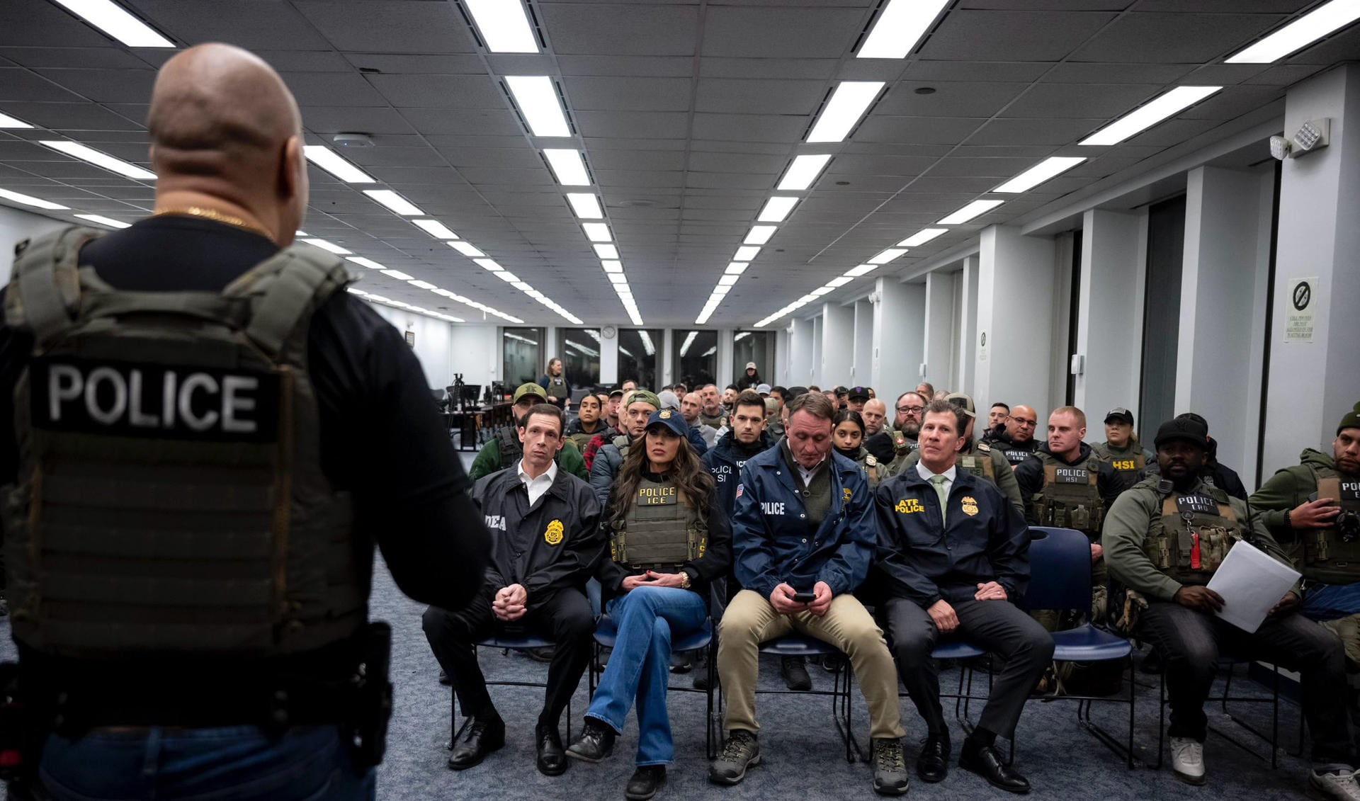 AME4625. NUEVA YORK (ESTADOS UNIDOS), 28/01/2025.- Fotografía tomada de la red social X de la cuenta @Sec_Noem, que muestra a la secretaria de Seguridad Nacional de Estados Unidos, Kristi Noem (c), asistiendo junto a agentes del Servicio de Control de Inmigración y Aduanas (ICE) durante un operativo este martes, en Nueva York (EE.UU.). Noem dirigió en persona las primeras redadas de inmigrantes que tienen lugar en Nueva York, una de las ciudades "refugio" del país en las que el presidente estadounidense Donald Trump tiene puesto el foco. EFE/ @Sec_Noem / SOLO USO EDITORIAL NO VENTAS/ SOLO DISPONIBLE PARA ILUSTRAR LA NOTICIA QUE ACOMPAÑA (CRÉDITO OBLIGATORIO)