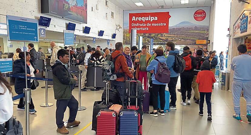 Pasajeros no obtienen respuestas claras en el aeropuerto. Foto: GEC.