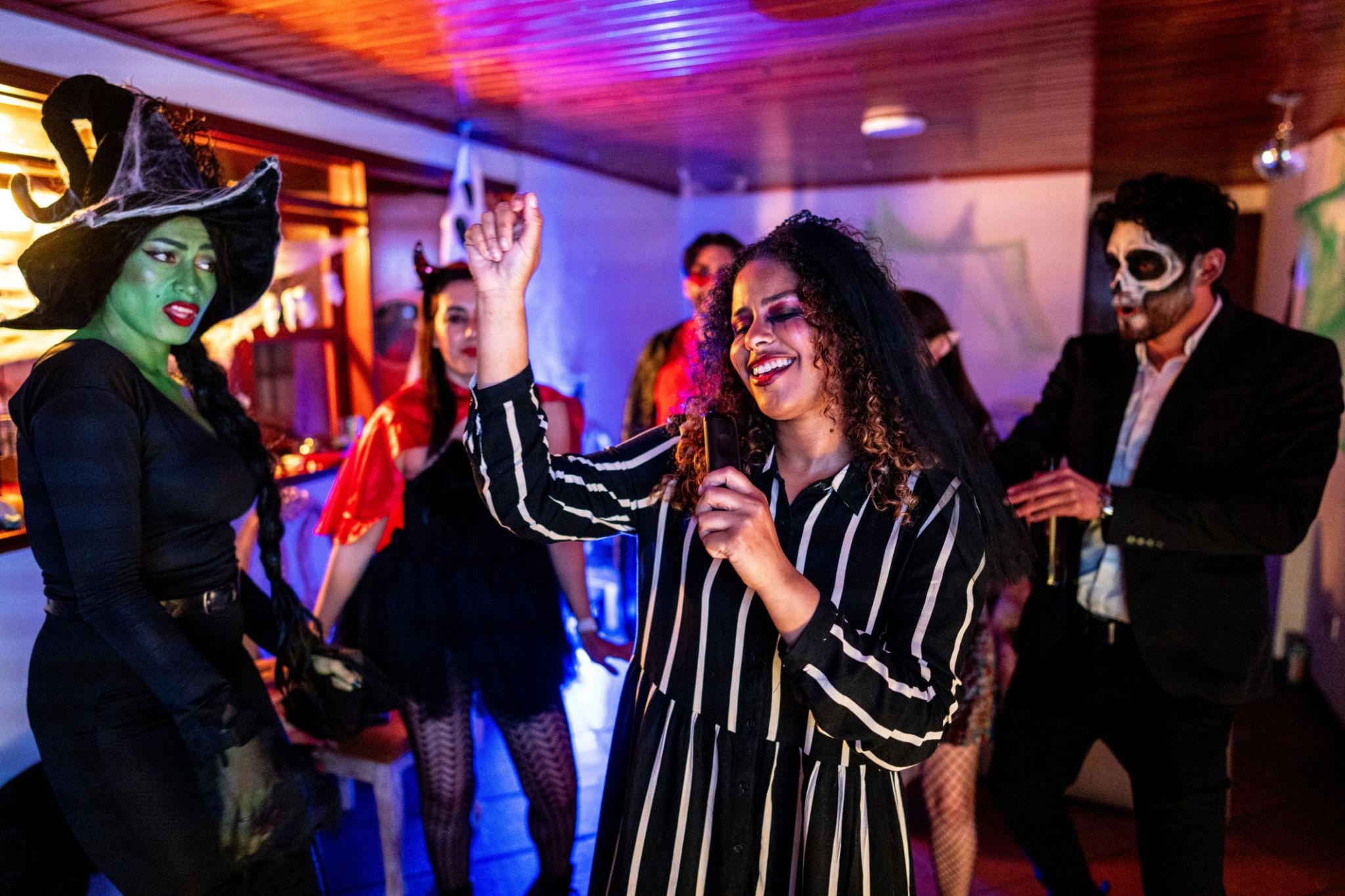 Descubre nueve alternativas para celebrar Halloween y el Día de la Canción Criolla en Lima este 31 de octubre, con gastronomía, música, actividades familiares y fiestas.