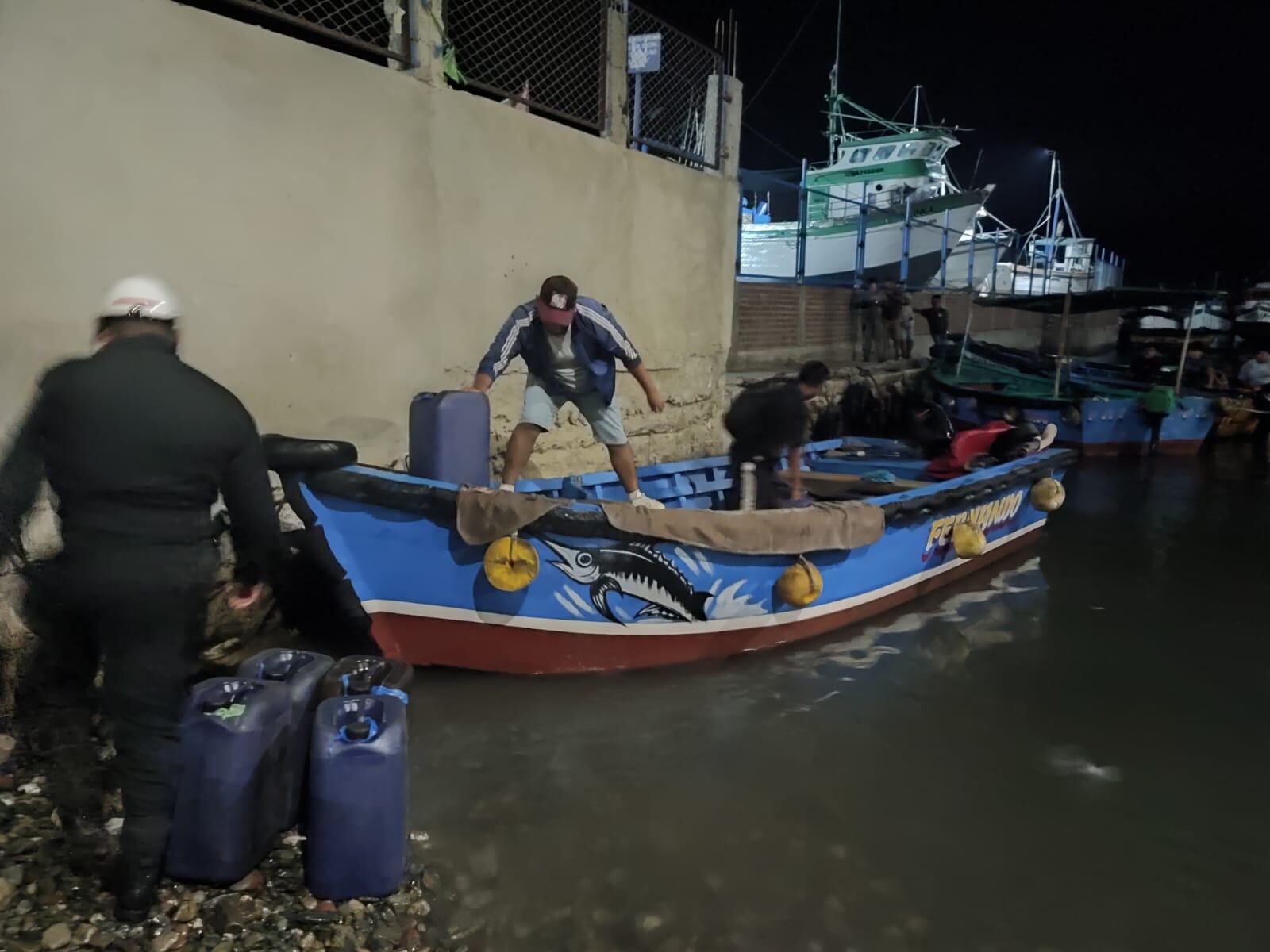 Por otro lado, personal policial del Puesto de Control Fronterizo Playas – Lancones, intervino un vehículo con 44 bidones de petróleo