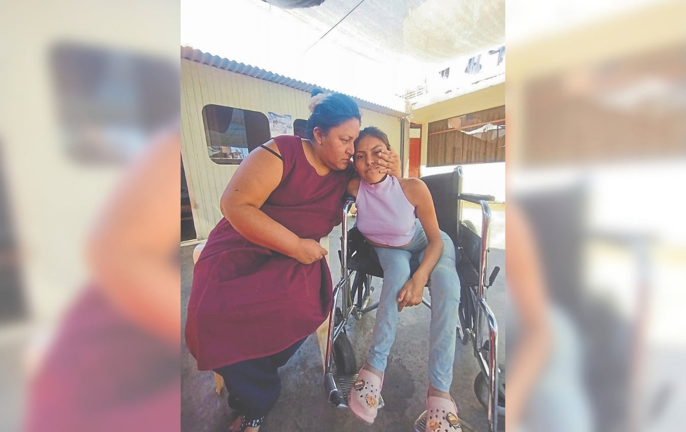 Arequipa: Madre clama ayuda para que su hija vuelva a caminar después de 14 años