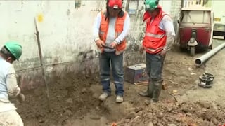 Rotura de tubería de agua potable inunda viviendas en el Rímac durante obras de repavimentación