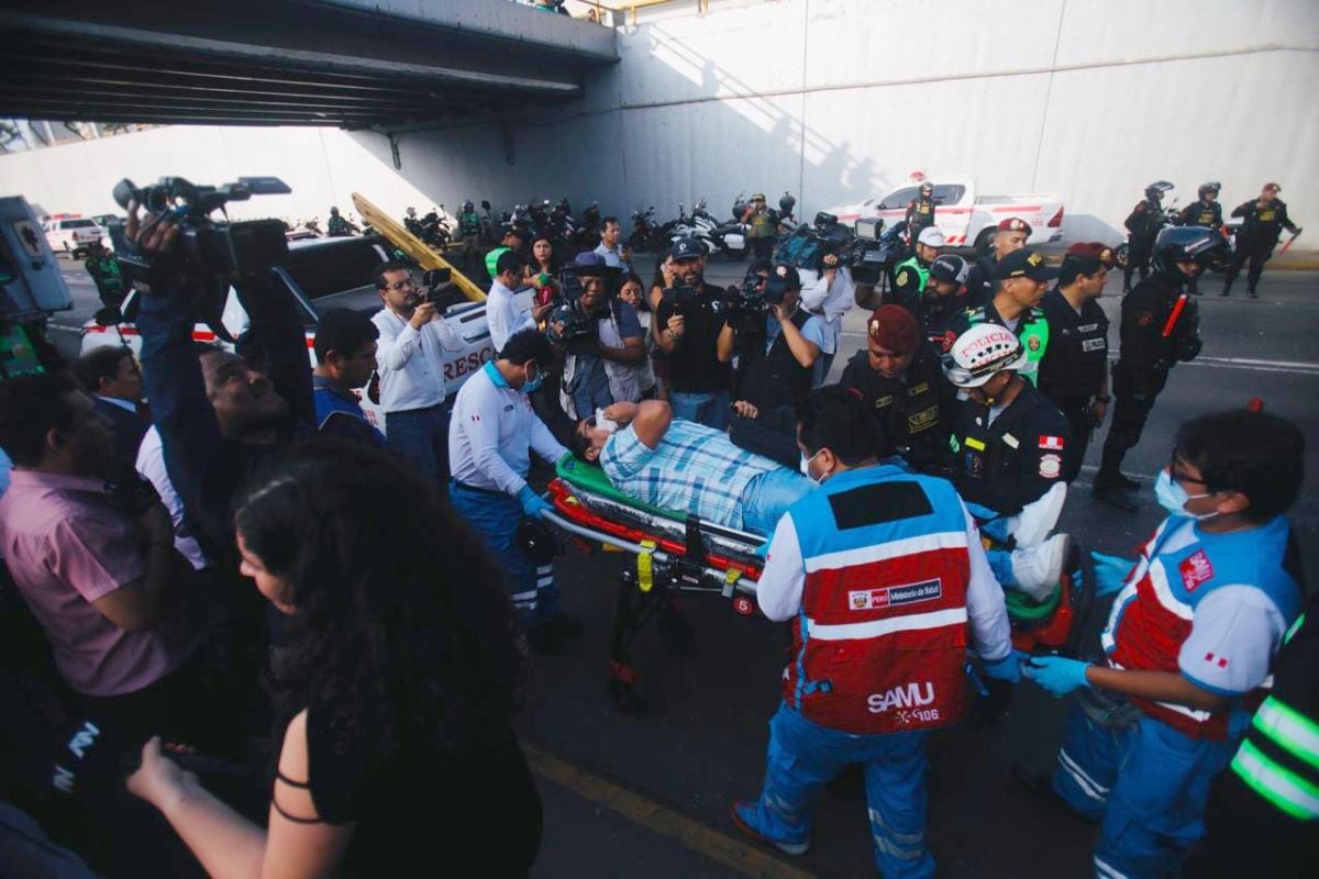 Los pasajeros afectados por el accidente ocurrido en la Vía Expresa fueron atendidos por la PNP, Bomberos, SAMU y EsSalud, y derivados a distintos establecimientos de salud. (Foto: GEC)