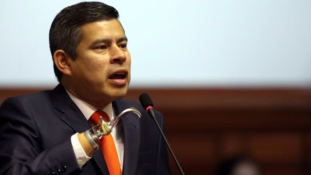 Gobierno detectó S/260 millones en órdenes de servicio y 400 mil kits de uniformes almacenados, según Luis Galarreta. Foto: GEC.